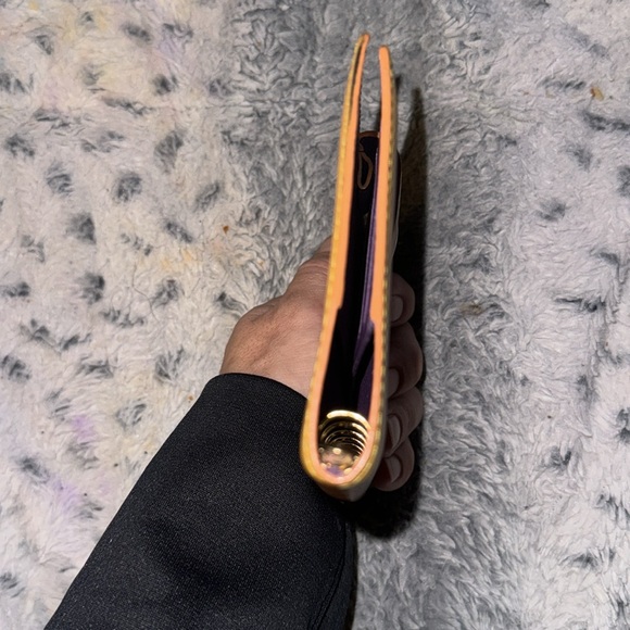 Men’s or Women’s Louis Vuitton Epi Passport Holder in Excellent condition! - Picture 8 of 12